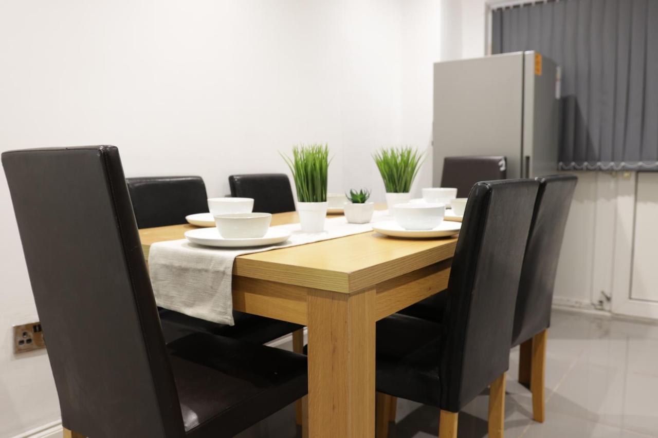 5 Bed Town House Within City Centre And Sleeps Up To 11 With Sky And Netflix Birmingham Luaran gambar