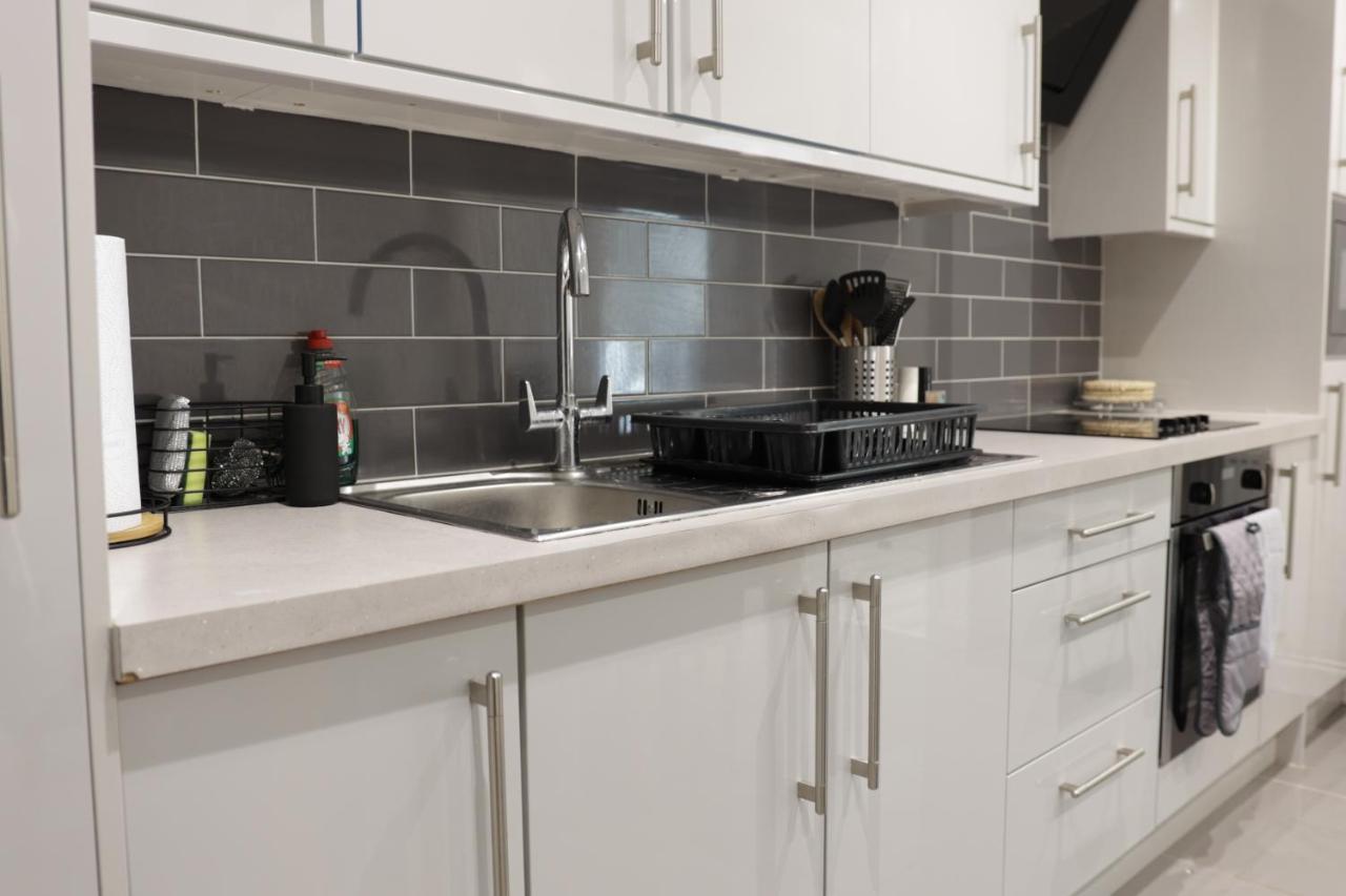 5 Bed Town House Within City Centre And Sleeps Up To 11 With Sky And Netflix Birmingham Luaran gambar