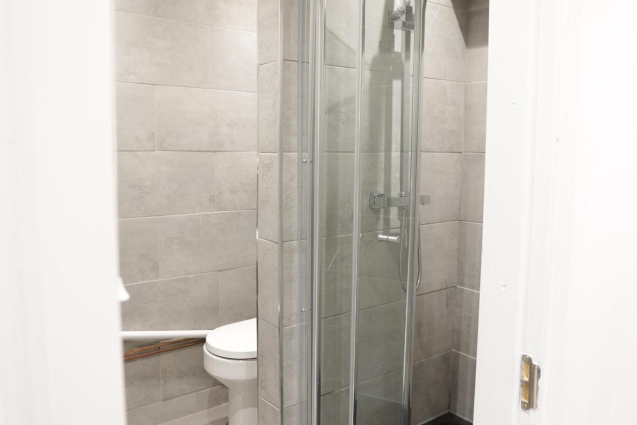 5 Bed Town House Within City Centre And Sleeps Up To 11 With Sky And Netflix Birmingham Luaran gambar