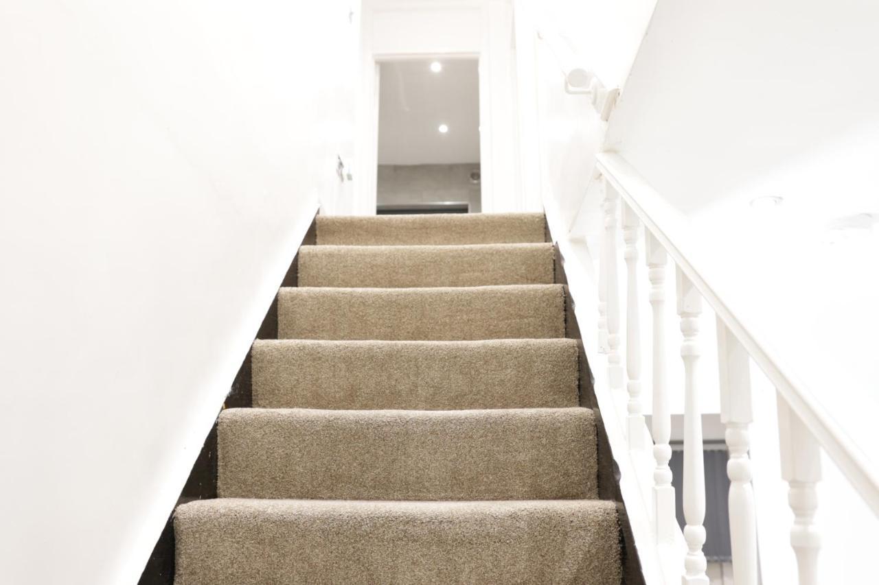 5 Bed Town House Within City Centre And Sleeps Up To 11 With Sky And Netflix Birmingham Luaran gambar