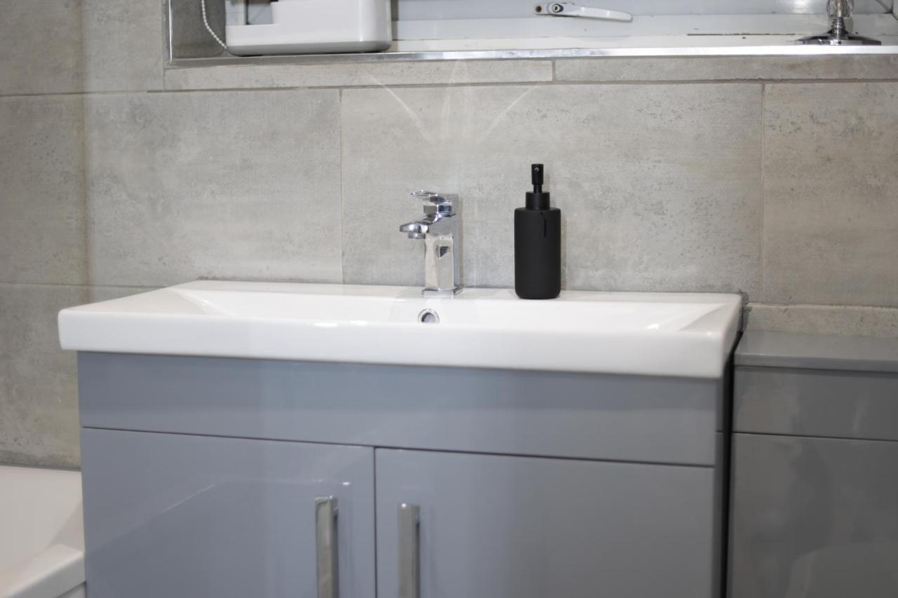 5 Bed Town House Within City Centre And Sleeps Up To 11 With Sky And Netflix Birmingham Luaran gambar