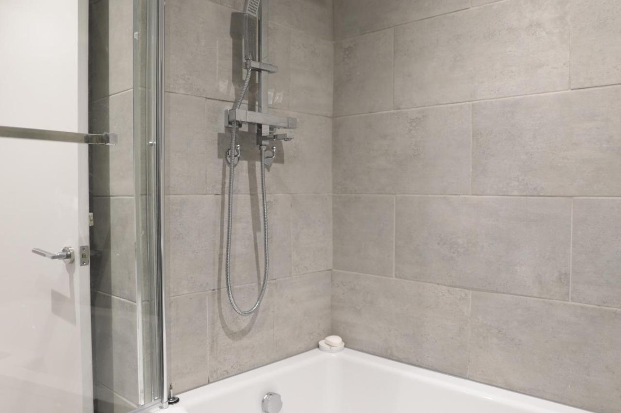 5 Bed Town House Within City Centre And Sleeps Up To 11 With Sky And Netflix Birmingham Luaran gambar