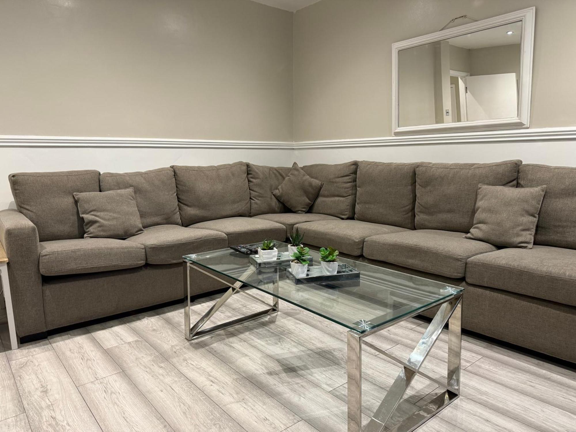 5 Bed Town House Within City Centre And Sleeps Up To 11 With Sky And Netflix Birmingham Luaran gambar