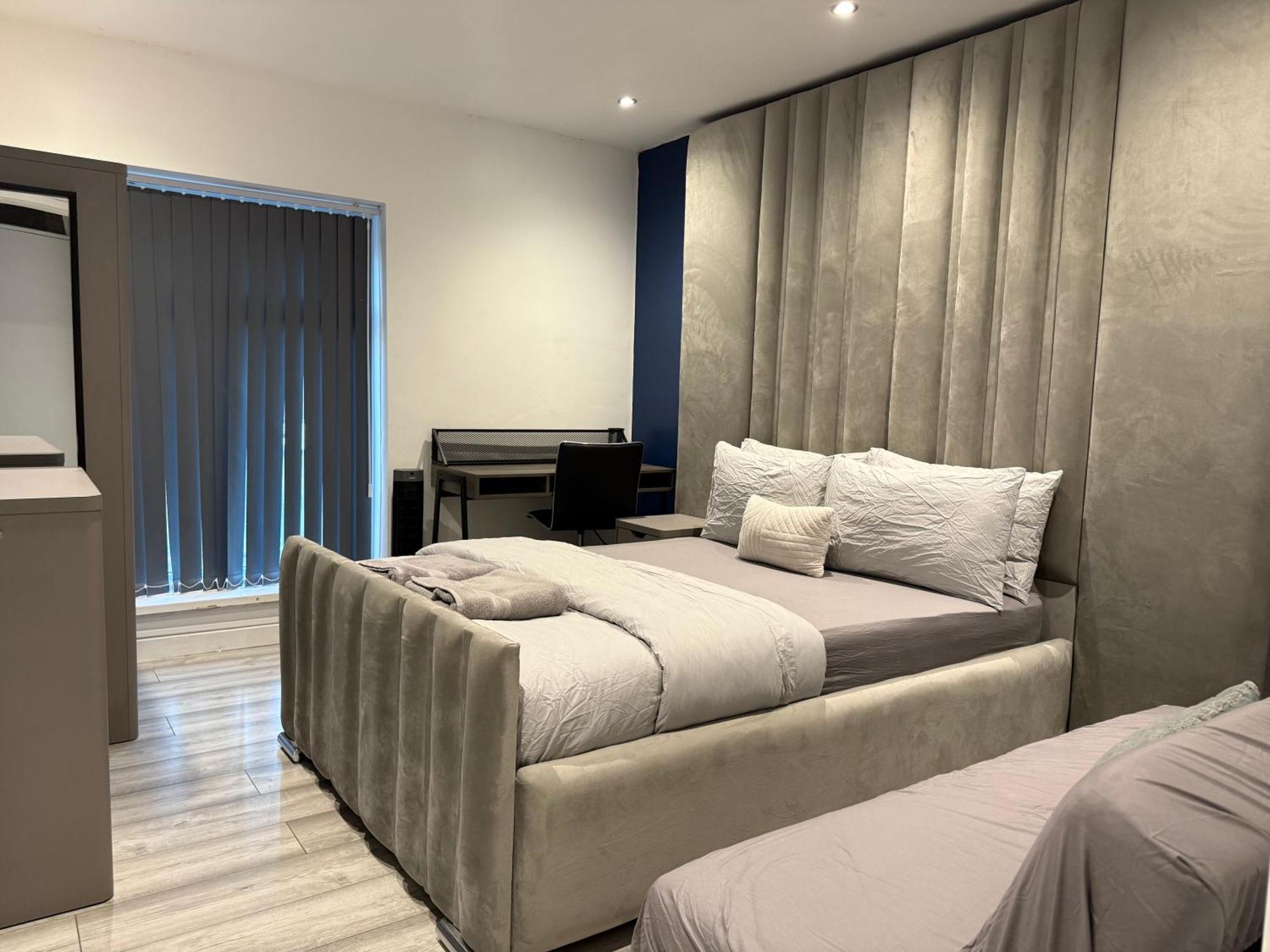 5 Bed Town House Within City Centre And Sleeps Up To 11 With Sky And Netflix Birmingham Luaran gambar