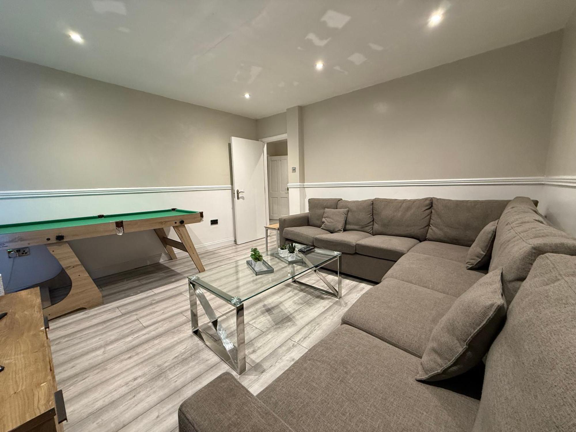 5 Bed Town House Within City Centre And Sleeps Up To 11 With Sky And Netflix Birmingham Luaran gambar